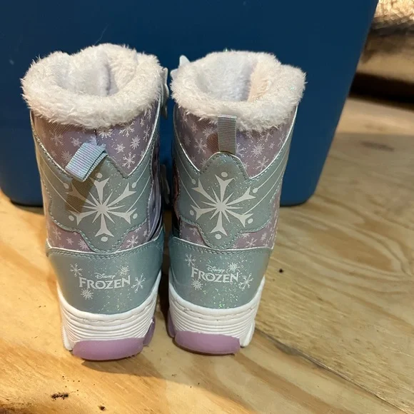 Frozen Light-Up Snow Boots for Kids - Blue and White - Picture 4 of 6